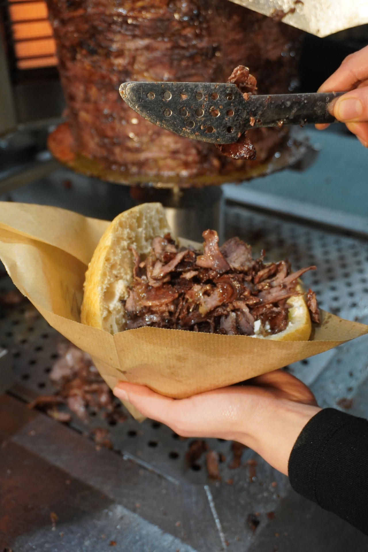 Frisch geschnittenes Ribeye direkt vom Spieß ins Hausbrot