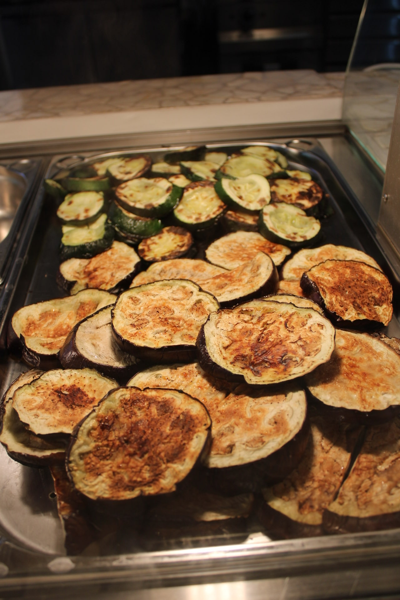 Frisch gegrilltes Gemüse — Zucchini und Aubergine
